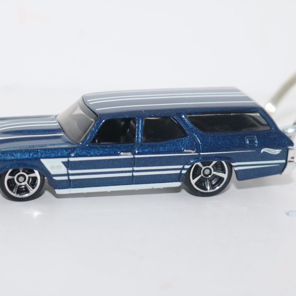 Hot Wheels Wagons 1970 Chevelle SS Wagon CUSTOM keychain - Picture 2 of 6